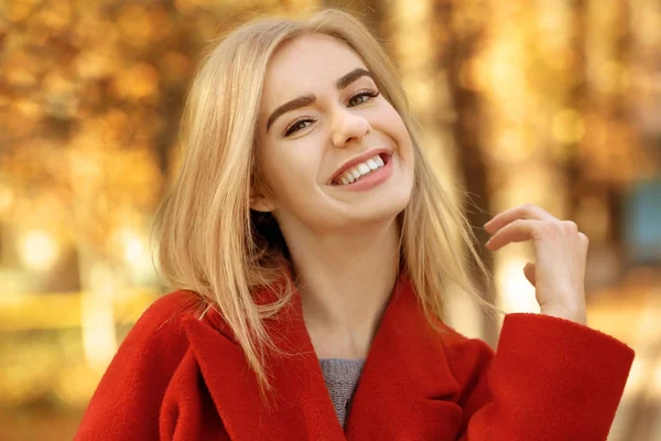 Parkta güzel gülümseyen kadın