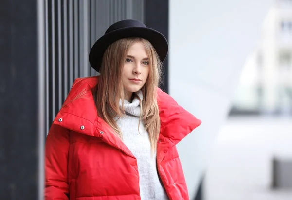 Attraktives Hipster-Mädchen in roter Jacke im Freien — Stockfoto