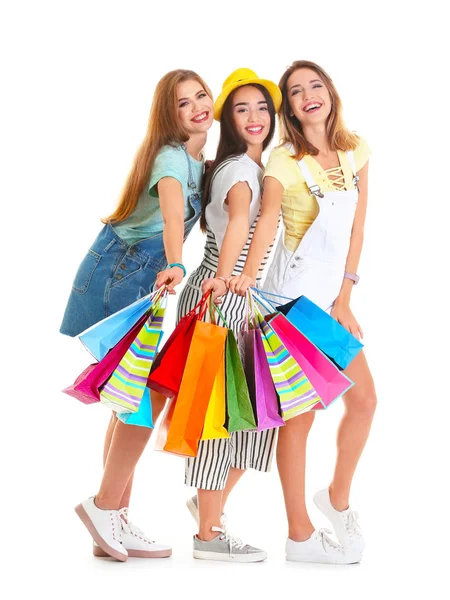 Boldog, fiatal nők, a bevásárló szatyrok-fehér háttér — Stock Fotó