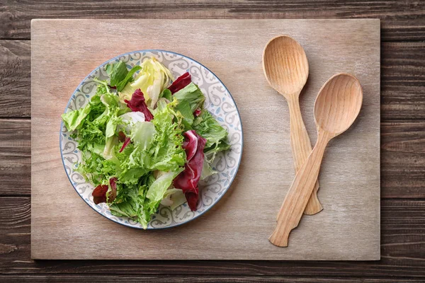 Tabakta taze salata var.