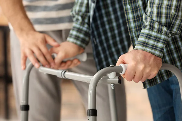 Çerçeve ve genç bakıcı, kapalı yürüyüş ile komuta sizde