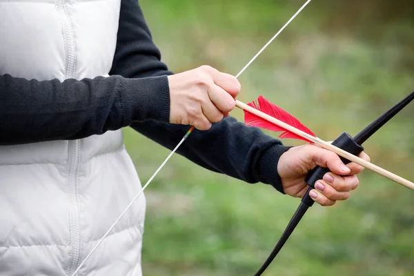 Donna che pratica tiro con l'arco — Foto Stock