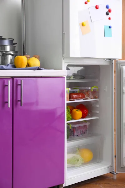 Refrigerador lleno de comida en la cocina — Foto de Stock