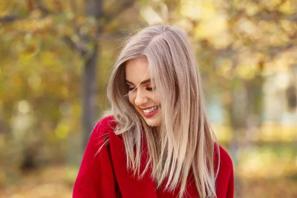 Parkta güzel gülümseyen kadın