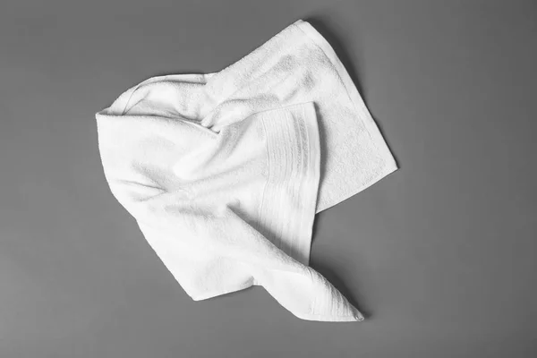 Мягкое махровое полотенце на сером фоне — стоковое фото