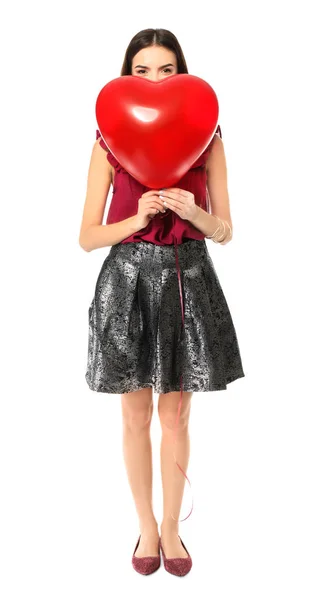 Jovem romântica com balão em forma de coração para o Dia dos Namorados no fundo branco — Fotografia de Stock