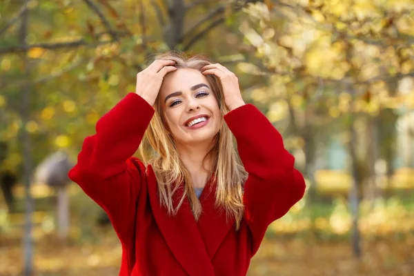 Piękna kobieta uśmiechający się w parku — Zdjęcie stockowe