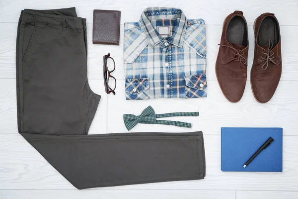 Set di vestiti e accessori hipster su sfondo chiaro, vista dall'alto — Foto Stock