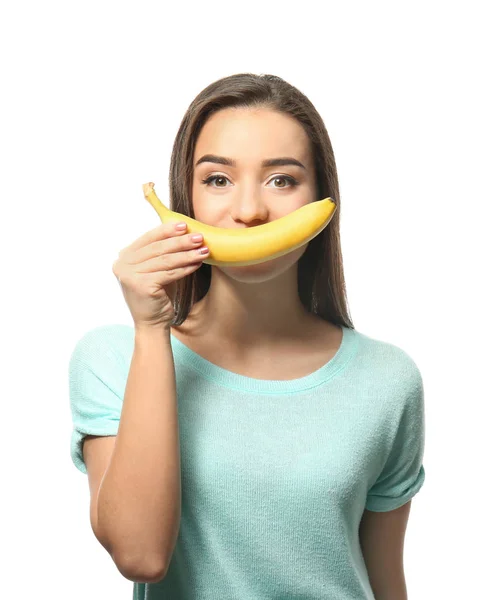 Jovem atraente posando com banana no fundo branco — Fotografia de Stock