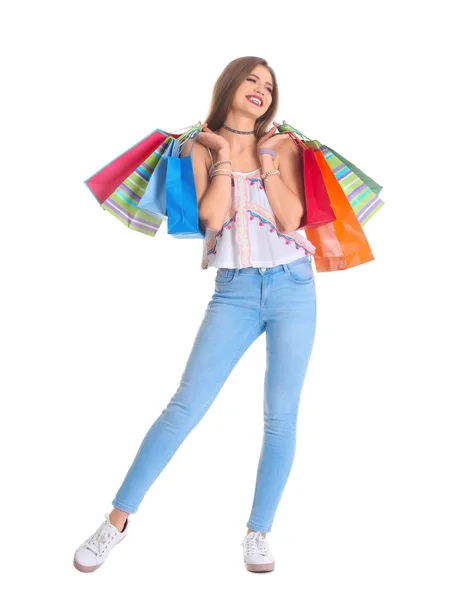 Νεαρή γυναίκα με τσάντες για ψώνια — Φωτογραφία Αρχείου