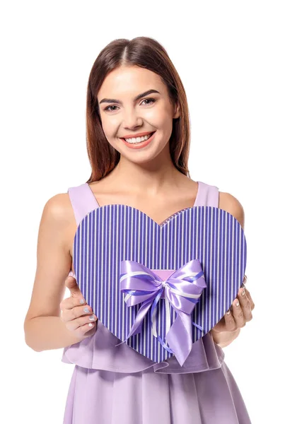 Hermosa joven con regalo para el Día de San Valentín sobre fondo blanco —  Fotos de Stock