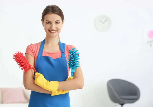 Wanita muda dengan debu di flat — Stok Foto