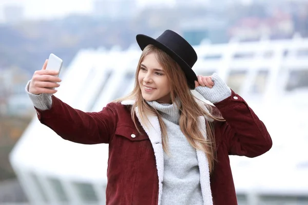 Atrakcyjna hipster dziewczyna biorąc selfie na świeżym powietrzu — Zdjęcie stockowe
