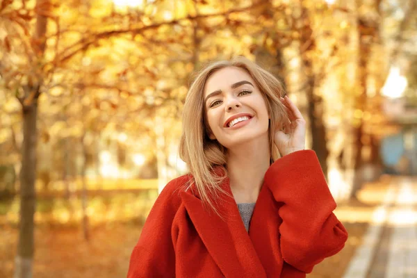 Belle femme souriante dans le parc — Photo