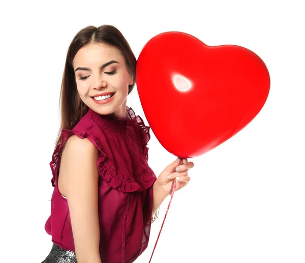 Jovem romântica com balão em forma de coração para o Dia dos Namorados no fundo branco — Fotografia de Stock