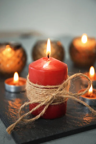 Queimar velas na mesa — Fotografia de Stock