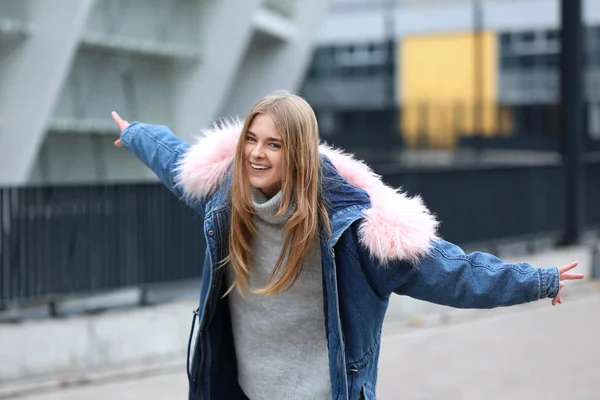 Hipster atrakcyjna dziewczyna w ciepłą kurtkę na zewnątrz — Zdjęcie stockowe