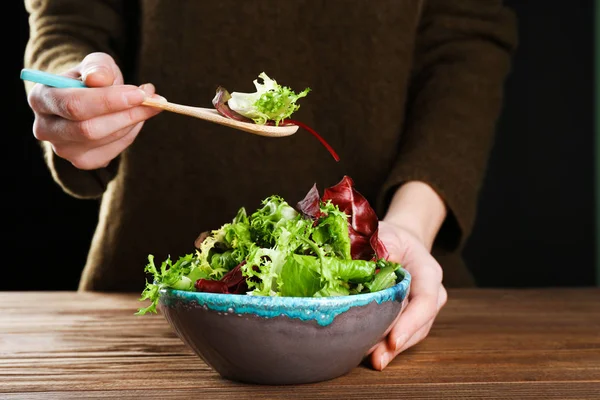 Femme mangeant de la salade fraîche, gros plan — Photo