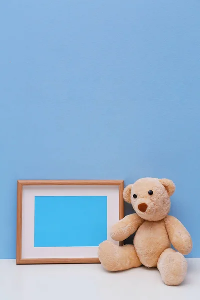 Quarto da criança detalhes interiores na mesa perto da parede de cor — Fotografia de Stock