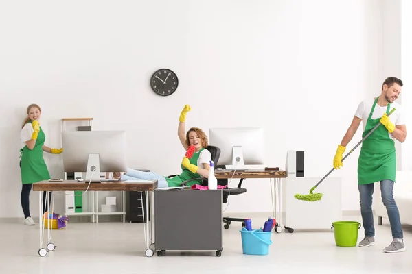 Team of young cleaning service professionals at work in office — Stock Photo, Image