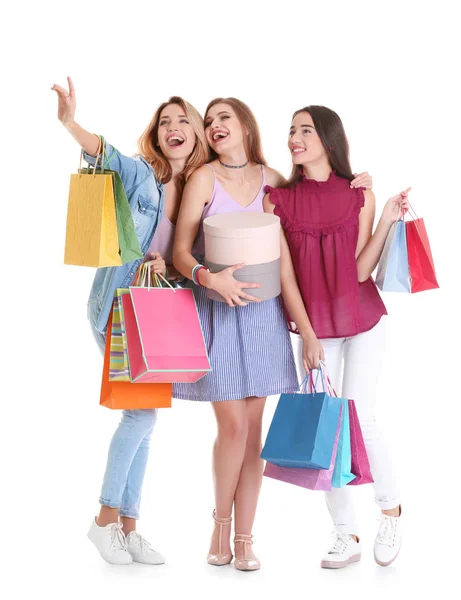 Mujeres jóvenes felices con bolsas de compras y cajas sobre fondo blanco —  Fotos de Stock