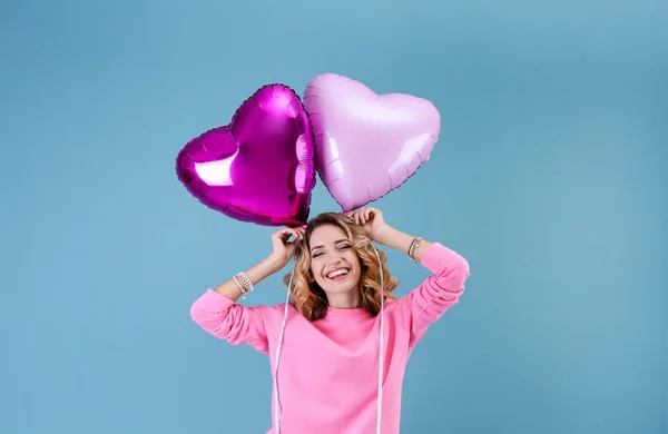 Kobieta z balony w kształcie serca — Zdjęcie stockowe
