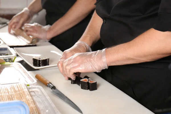 Chef making tasty maki rolls in restaurant — Stock Photo, Image