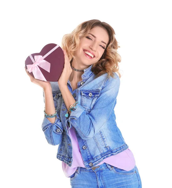 Giovane donna con confezione regalo — Foto Stock