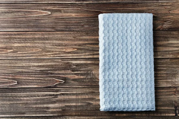 Czysty Ręcznik kuchenny na drewnianym stole, widok z góry — Zdjęcie stockowe