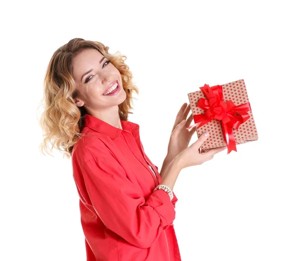 Jonge vrouw met geschenkdoos — Stockfoto