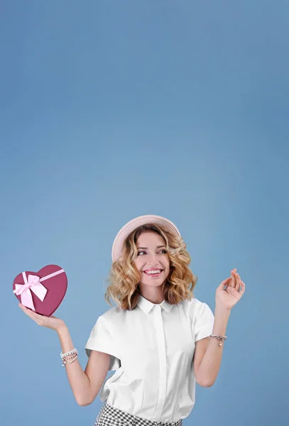 Young woman with gift box — Stock Photo, Image