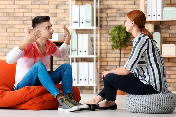 Psicóloga femenina con cliente en oficina — Foto de Stock