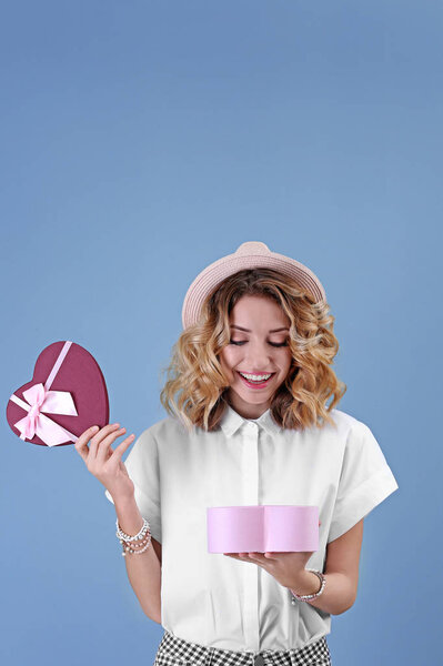 молодая женщина с подарочной коробкой 