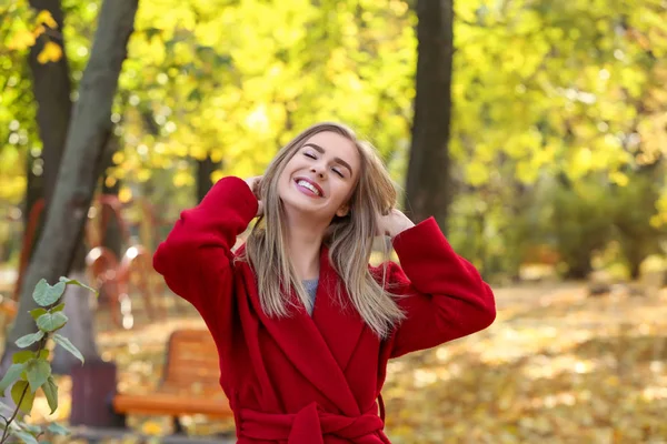 Vackra leende kvinna i park — Stockfoto