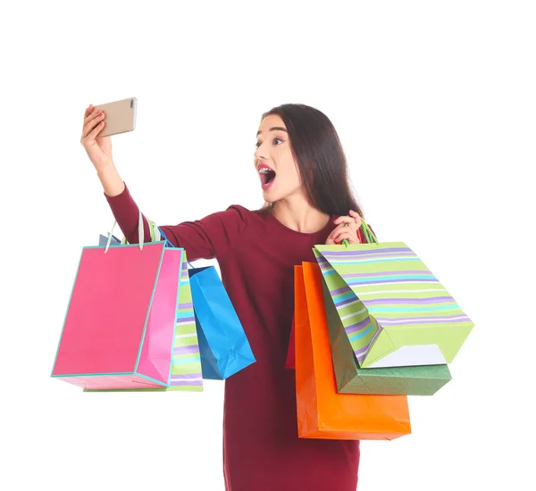 Jeune femme avec des sacs à provisions — Photo