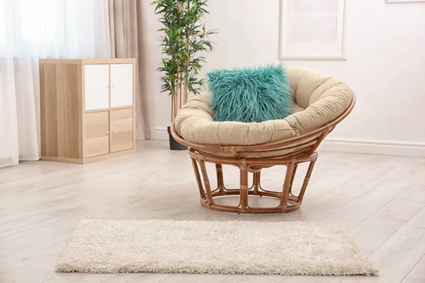 Interior de la habitación moderna con silla de salón y suave alfombra esponjosa — Foto de Stock