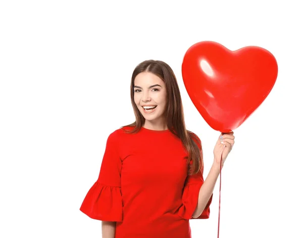 Романтичная молодая женщина с воздушным шаром в форме сердца на День Святого Валентина на белом фоне — стоковое фото