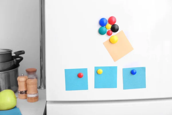 Tomma anteckningar med magneter på kylskåpsdörren — Stockfoto