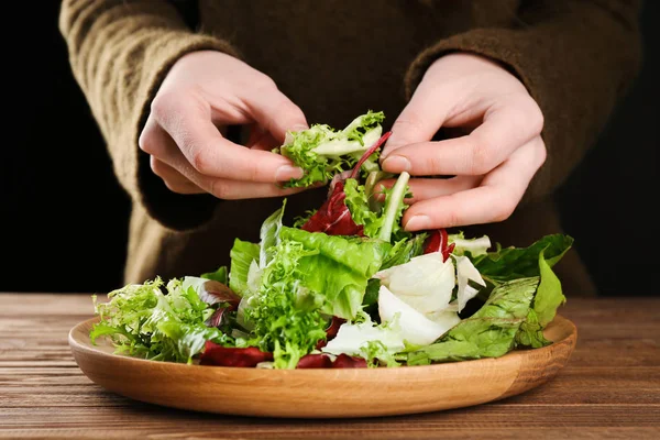 Taze salata, tatlı çatalı kadın — Stok fotoğraf