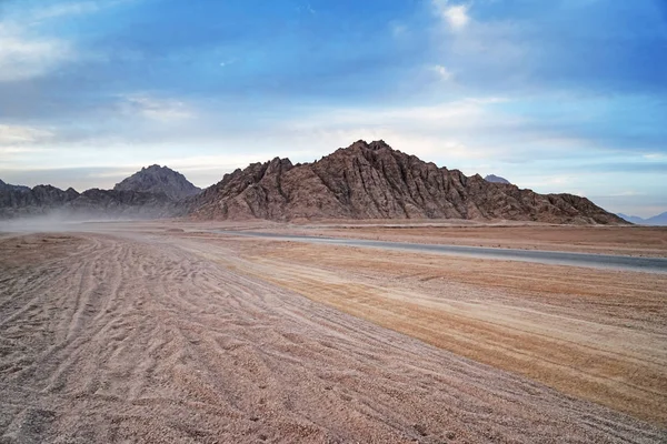Θέα από το έρημο τοπίο με τα βουνά — Φωτογραφία Αρχείου