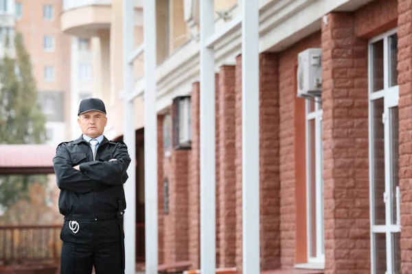 Erkek güvenlik görevlisi açık havada duran — Stok fotoğraf