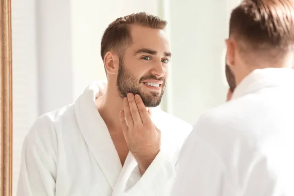 Morgen des hübschen jungen Mannes im Badezimmer — Stockfoto