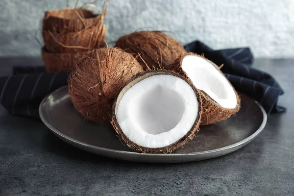 회색 테이블에 코코넛과 트레이 — 스톡 사진