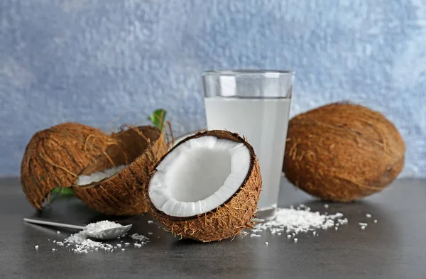 Samenstelling met verse kokosnoot water op donkere tafel — Stockfoto