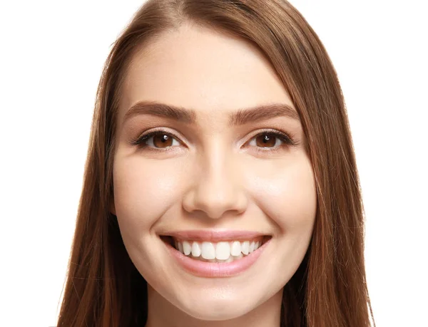 Νέοι όμορφη χαμογελαστό γυναίκα σε άσπρο φόντο, κοντινό πλάνο — Φωτογραφία Αρχείου