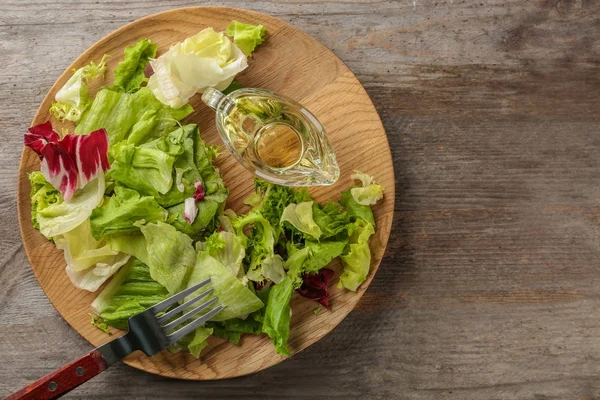 Plate of fresh salad on table — Stock Photo, Image