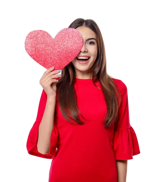 Mujer joven romántica con corazón de papel sobre fondo blanco —  Fotos de Stock