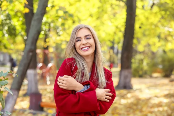 Parkta güzel gülümseyen kadın — Stok fotoğraf