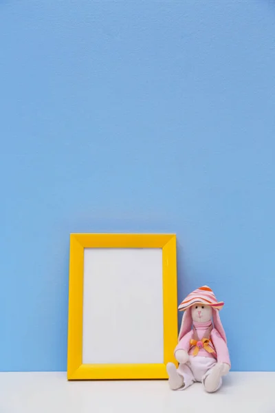 Детали интерьера детской комнаты на столе возле цветной стены — стоковое фото