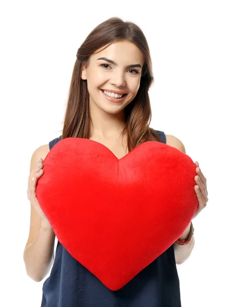 Romantische jonge vrouw met hartvormige kussen op witte achtergrond — Stockfoto